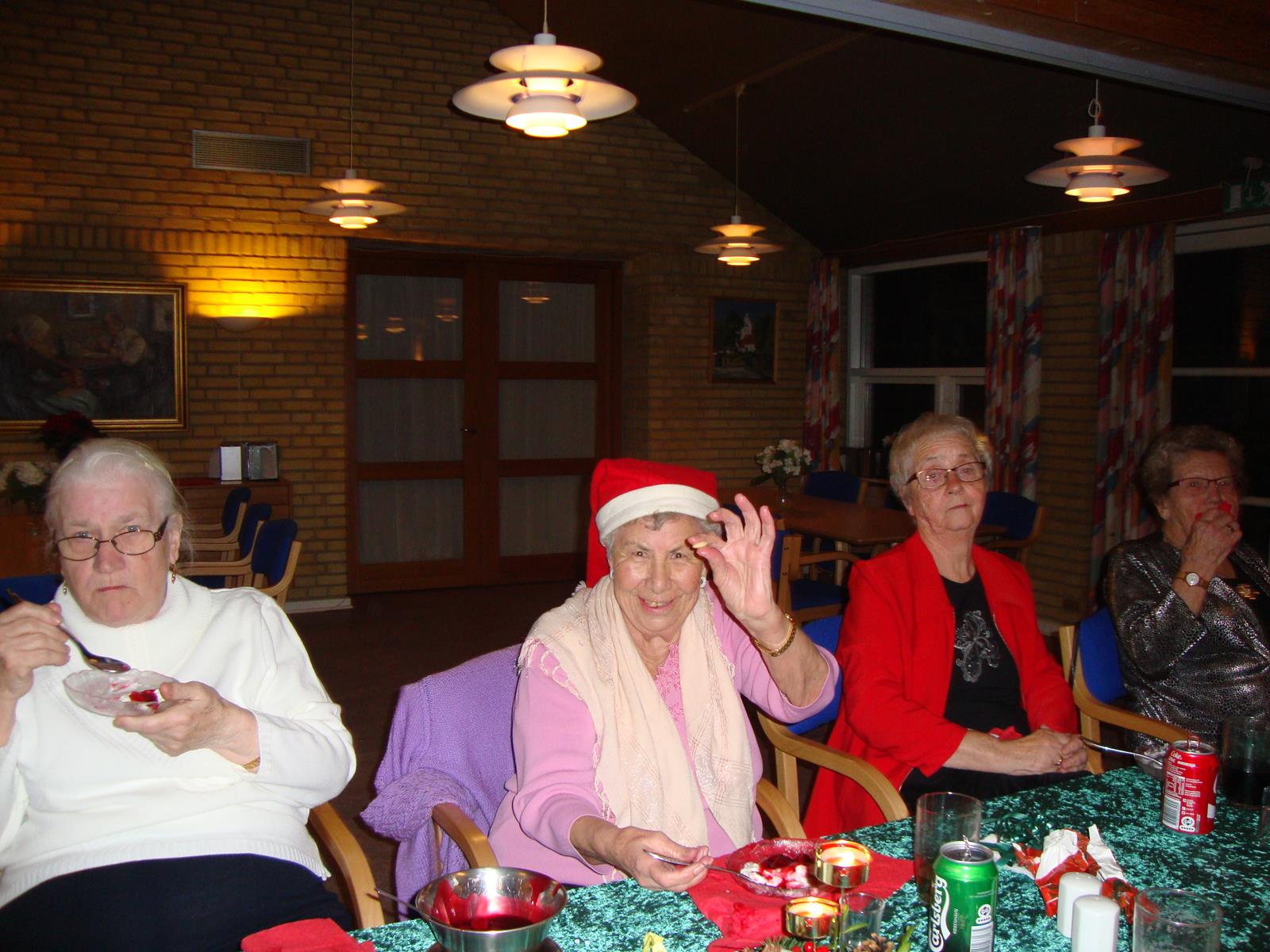 Her viser en af deltagerne sin fundne mandel frem.