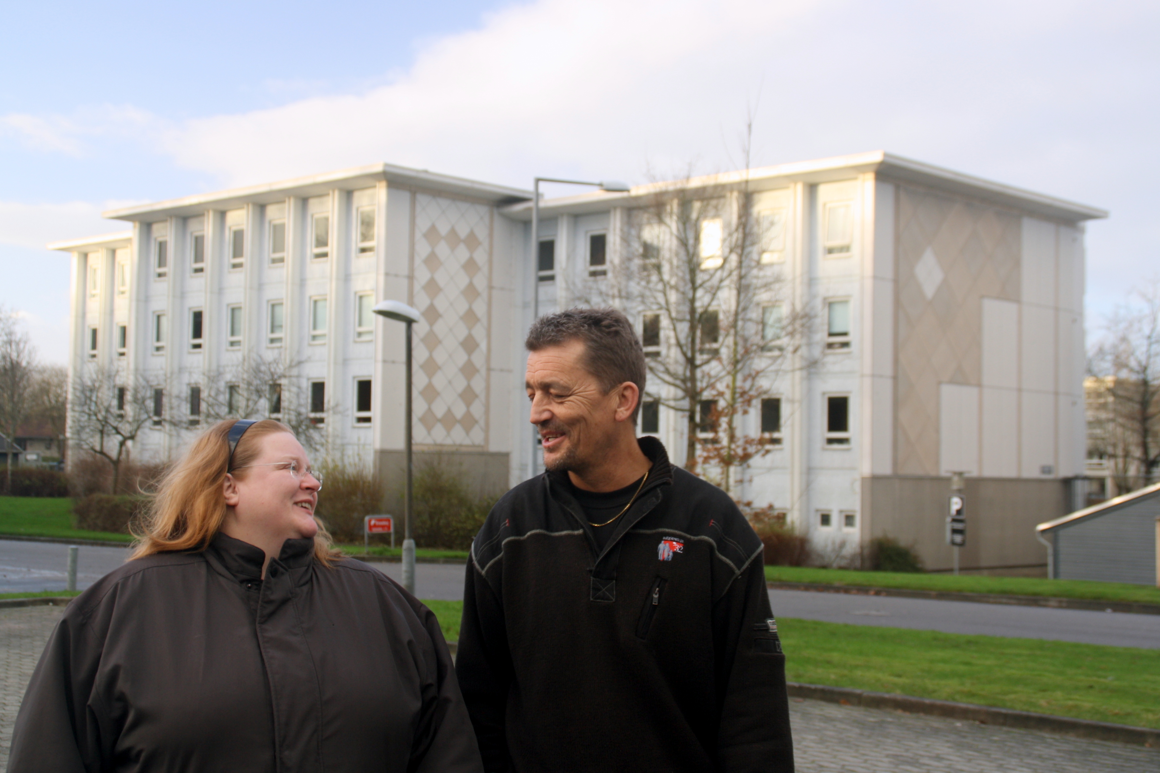 Billedtekst: Afdelingsformand Dorthe Thiel og ejendomsfunktionær Brian Larsen kan glæde sig over, at Afdeling 8 Hedegårdene er blandt de ni boligafdelinger, der ikke længere står på listen over særligt udsatte områder (Foto: Teddy Gehrke).