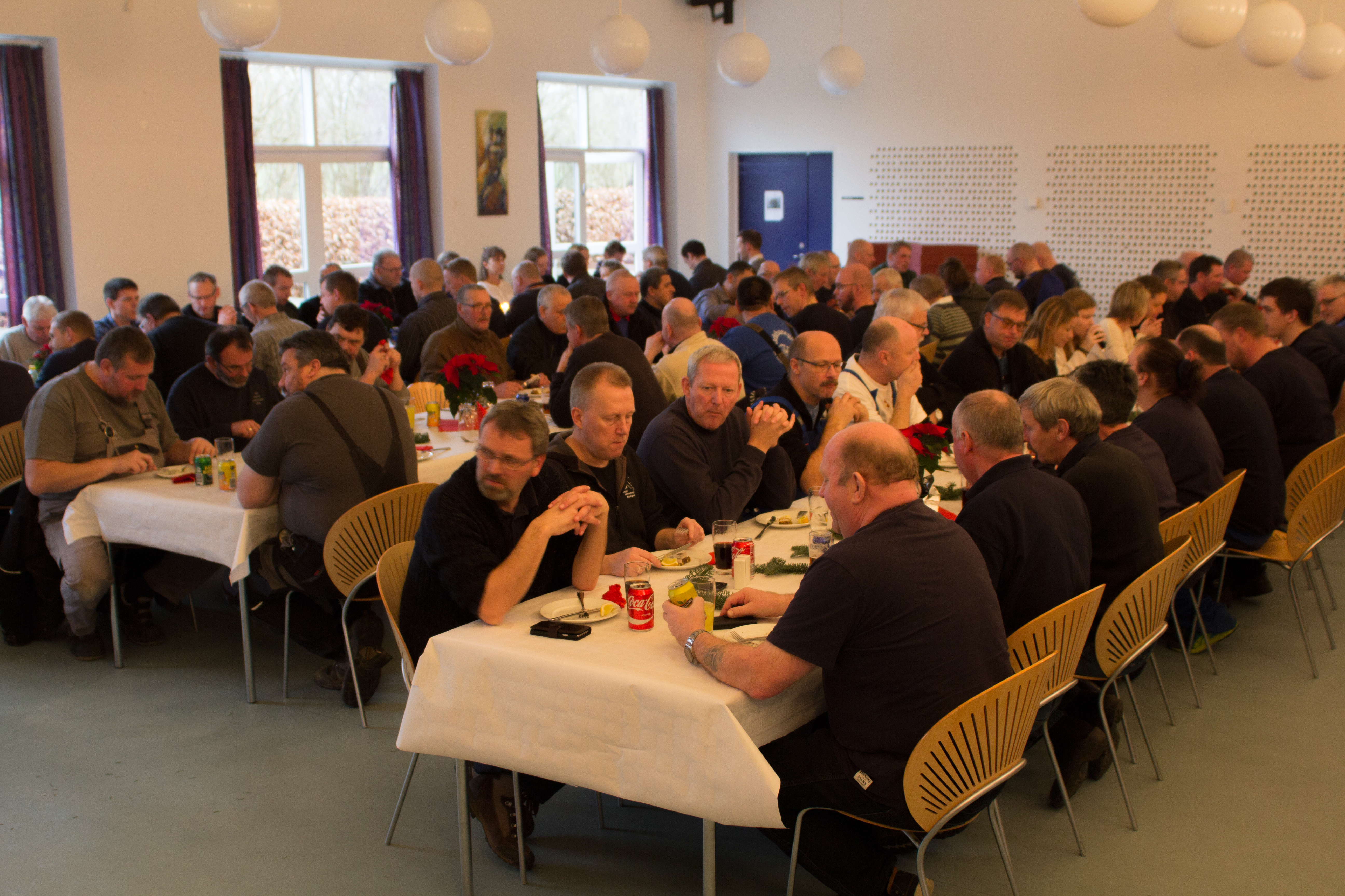 Omkring 90 ejendomsfunktionærer fra fem boligselskaber var samlet til en hyggelig julefrokost onsdag den 16. december i afdeling Ellemarken, Køge almennyttige Boligselskab.