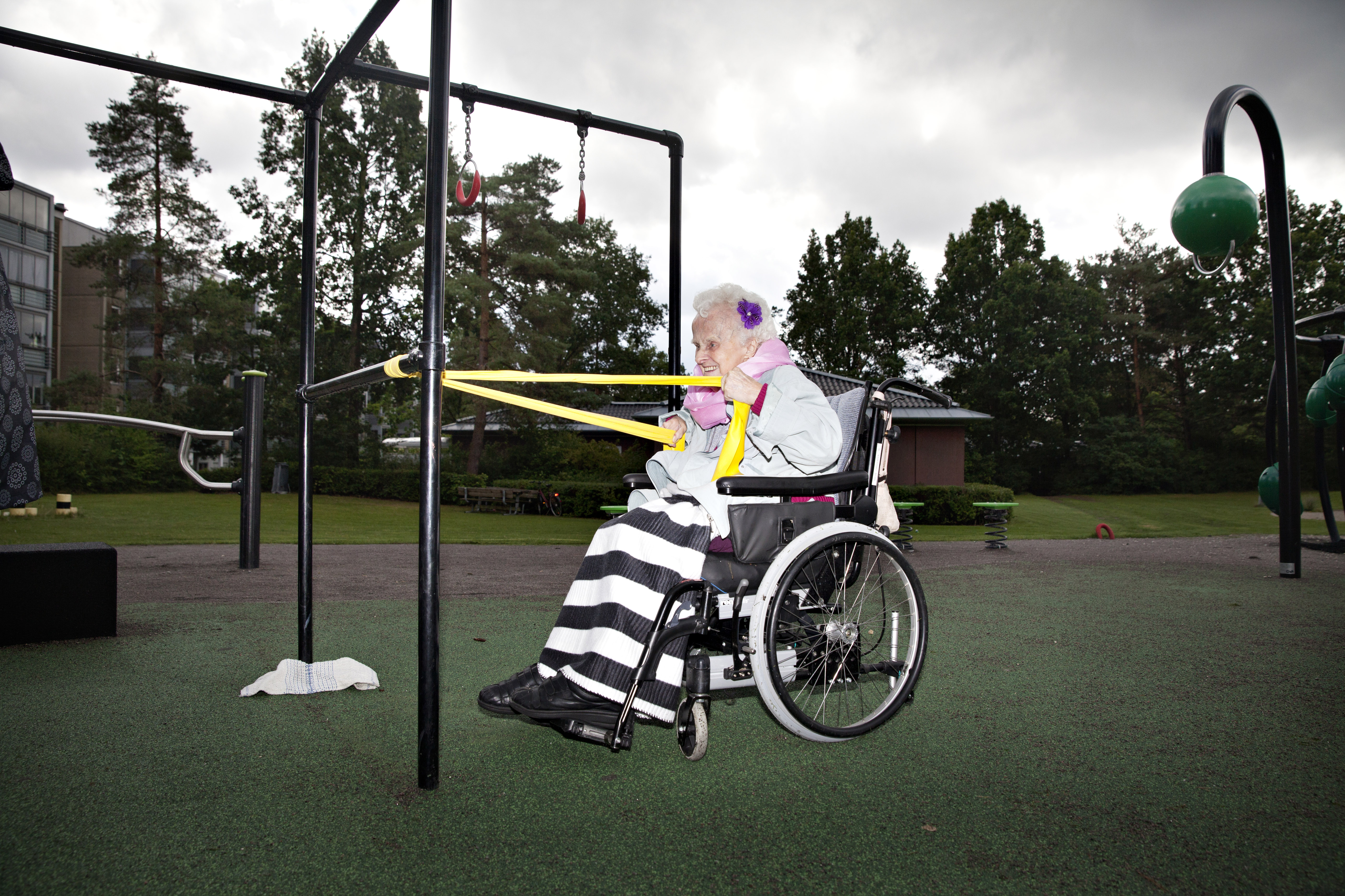 Også de ældre beboere har glæde af motionslegepladsen (Foto: Kristine Kiilerich).