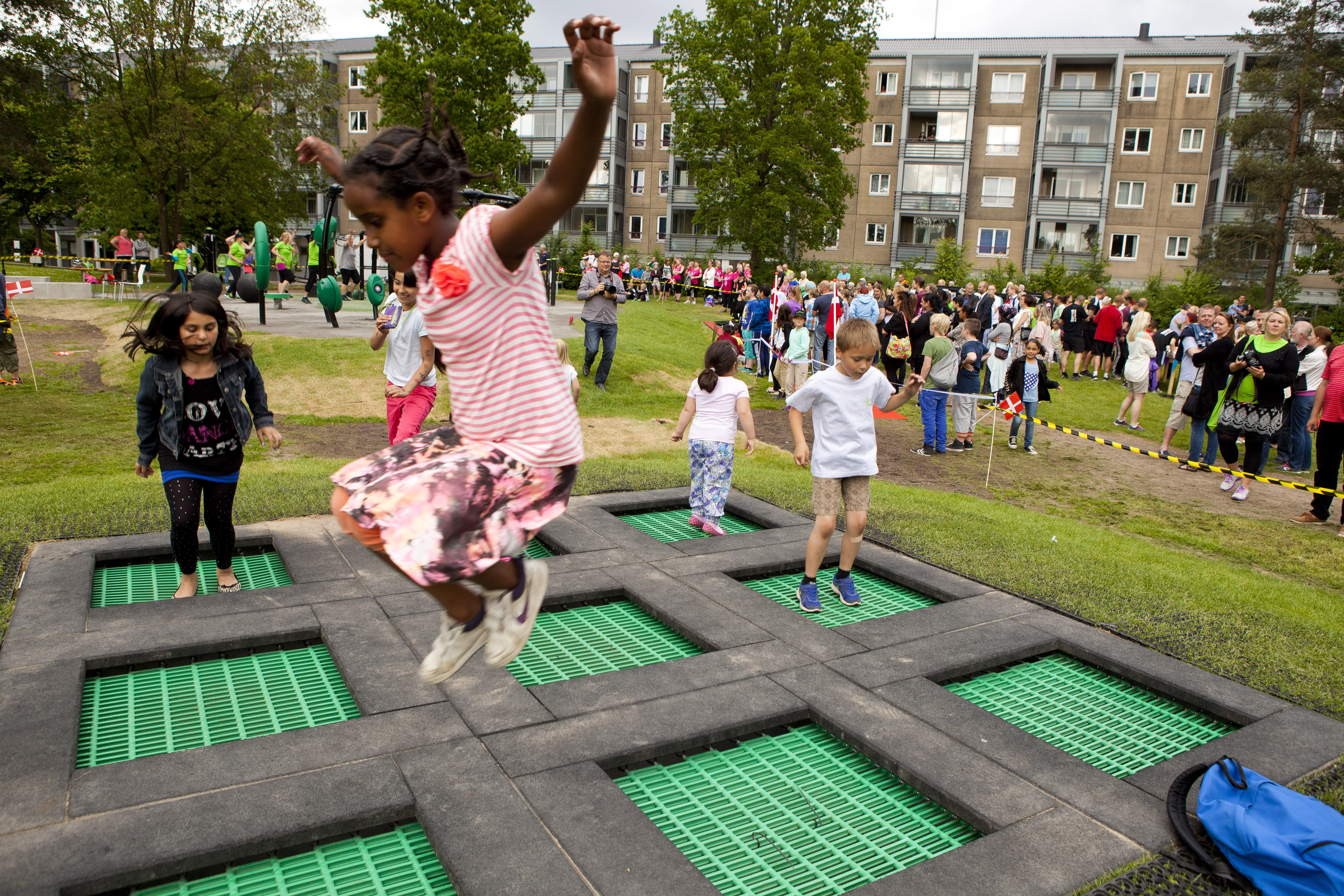 Motionslegepladsen blev indviet i juni sidste år, hvor mange børn sprang på trampoliner med deres forældre (Foto: Nicolas Egedorf).