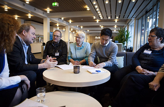 Beboerdemokraterne gik i grupper og diskuterede tre centrale spørgsmål i arbejdet med effektivisering af driften, hvor et af dem var: Hvordan kan beboerdemokratiet støtte op om effektivisering af driften? De mange tilbagemeldinger vil blive brugt i DAB's videre arbejde med effektiv drift og præsenteres også på dette års regionalmøder (Foto: Nicolas Egedorf).