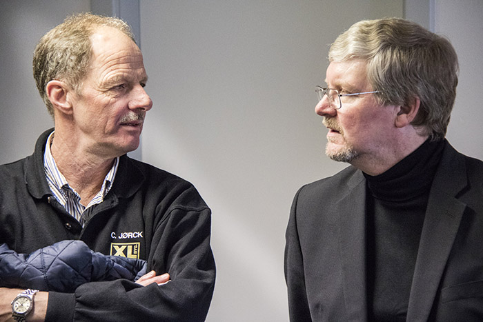 Bestyrelsesformand Gert Hansen (th) i samtale med udlejer Casper Jørck.