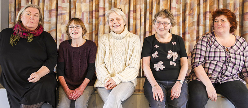 Ellemarkens Amatørteater. Fra venstre: Winnie Kruse, Bente Olsen, Susanne Mathiesen, Linda Sørensen og Anja Wegelgren.