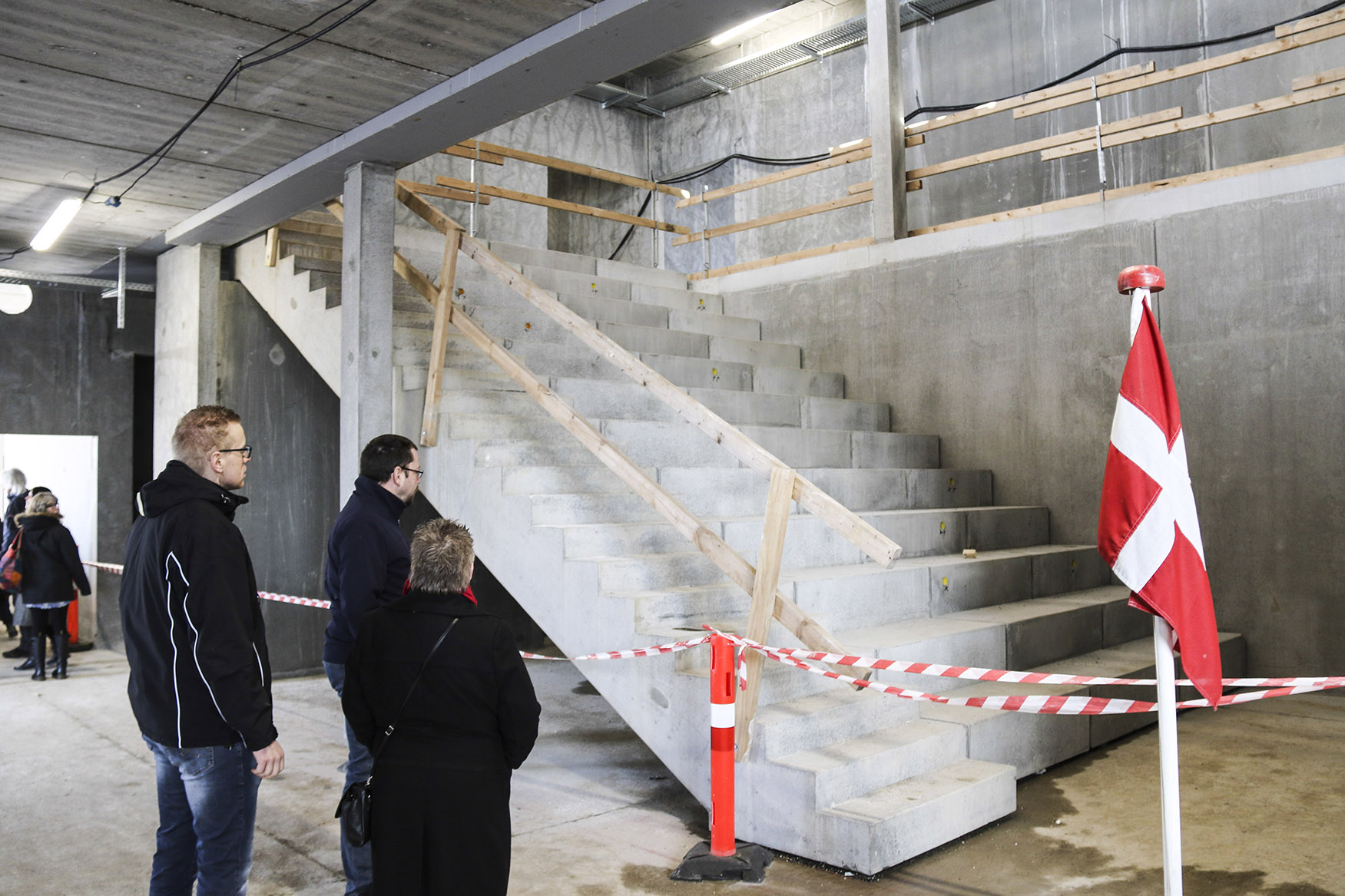 En stor bred trappe fører fra skolens forhal til førstesalen.