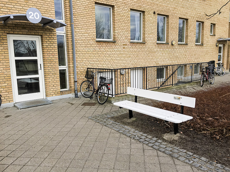 Den renoverede bænk foran Elses opgang.