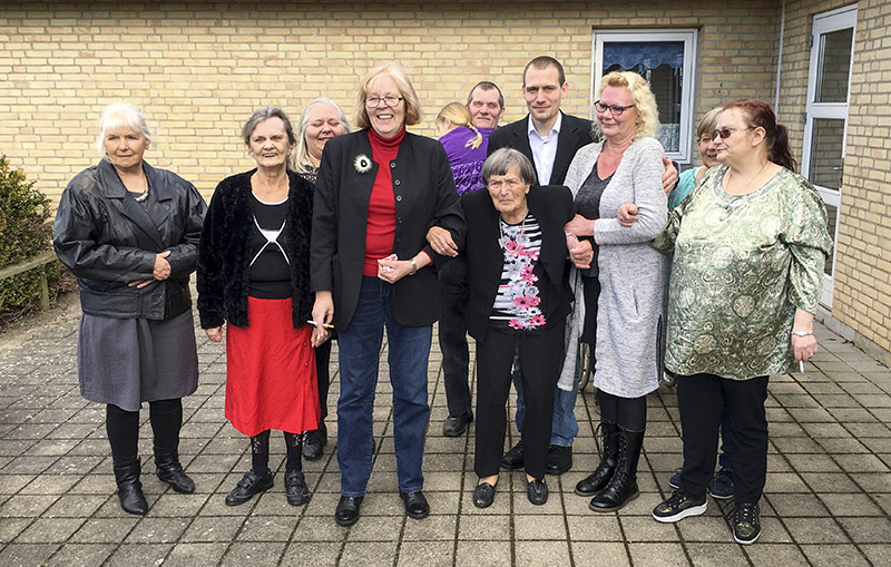 Forrest i billedet: Else og revyholdet.