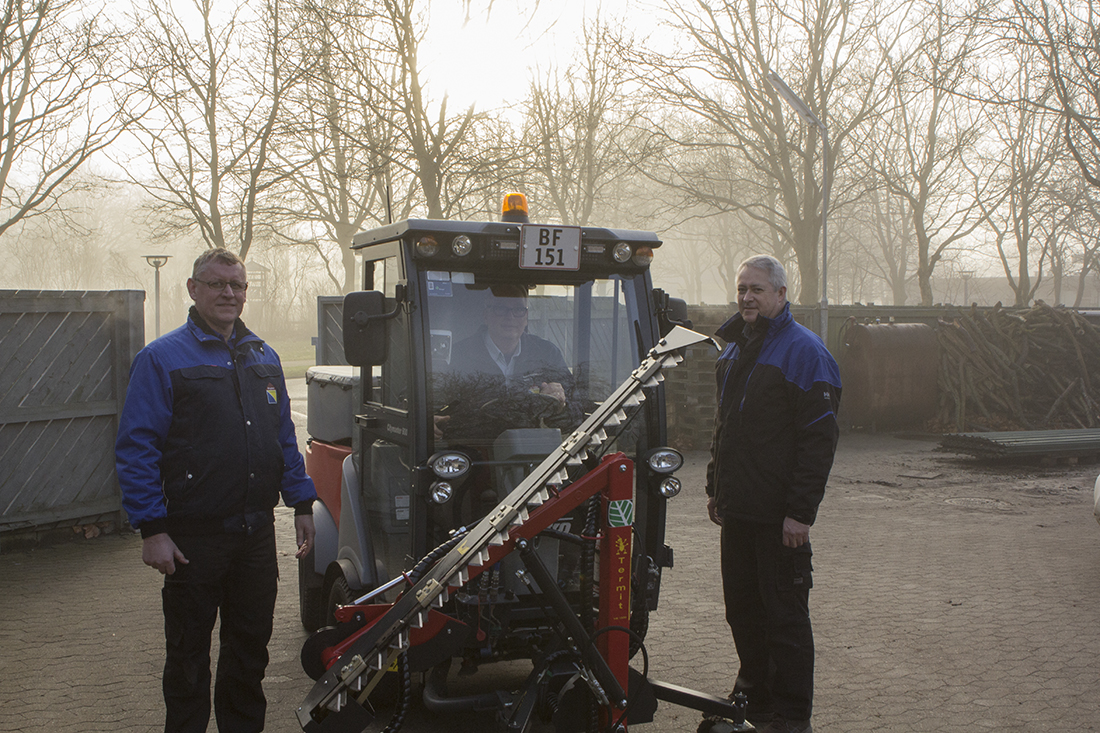 Kim Jensen, René Lüthcke og David Knutsson køber maskiner ind sammen og låner af hinanden. Denne hækkeklipper til traktoren har de købt ind sammen, og det sparer tid og penge.