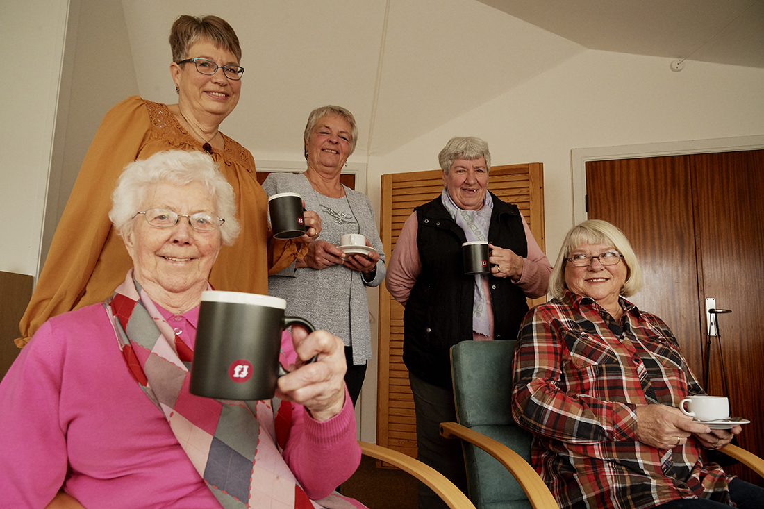 Så er der kaffe! Gerda Bech Clausen, Kirsten Olesen, Vibeke Johansen, Jytte Parbst og Birthe Rud Pedersen hygger i fælleshuset i Carlsro.