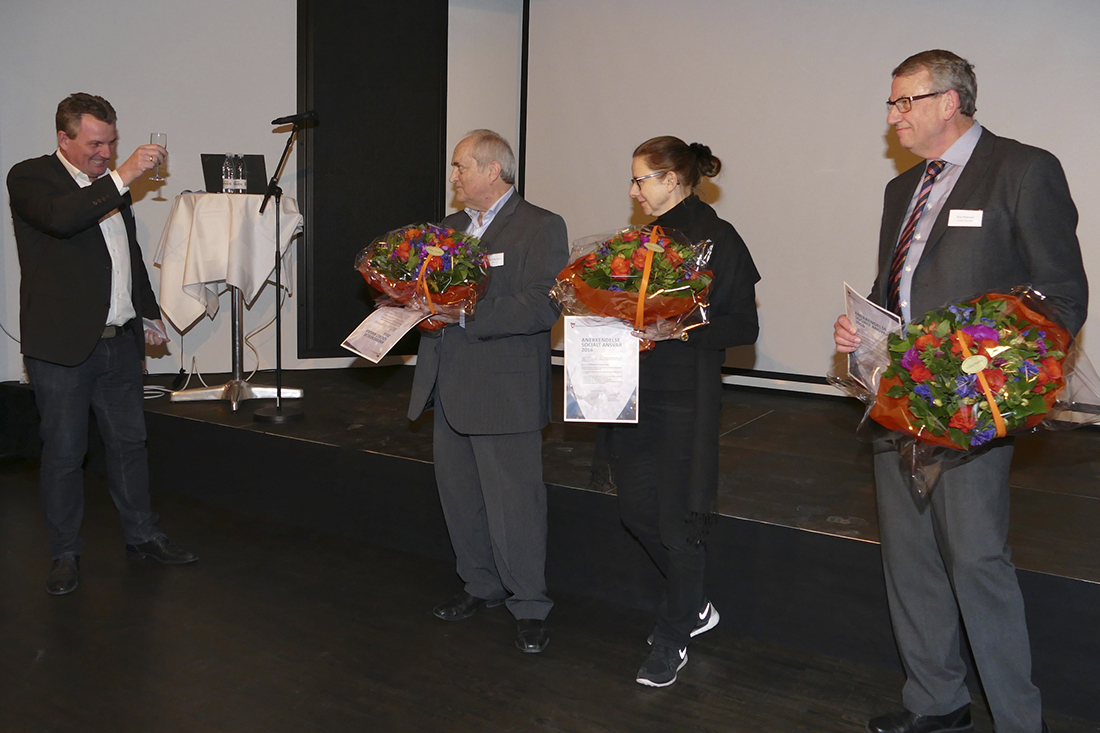 Christian Balle Hansen (midten til venstre) modtog blomster og diplom for Hørsholm almene Boligselskabs store arbejde med at tage et socialt ansvar.