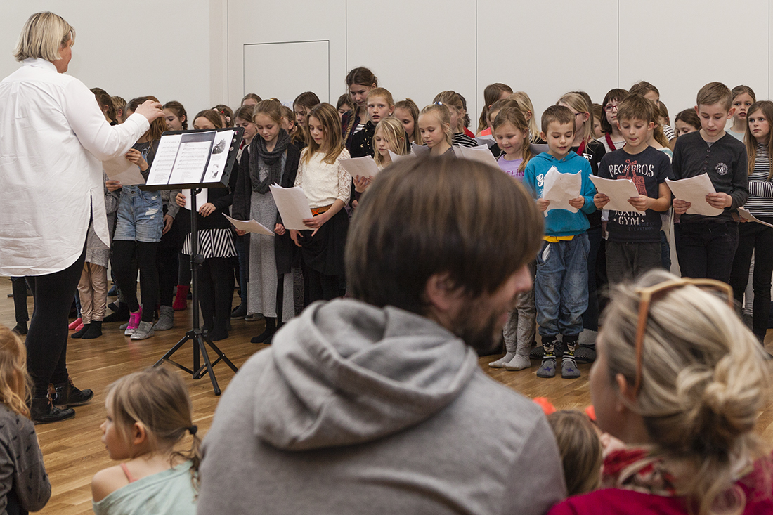 Den nye skolebygning blev indviet med sang i multisalen.