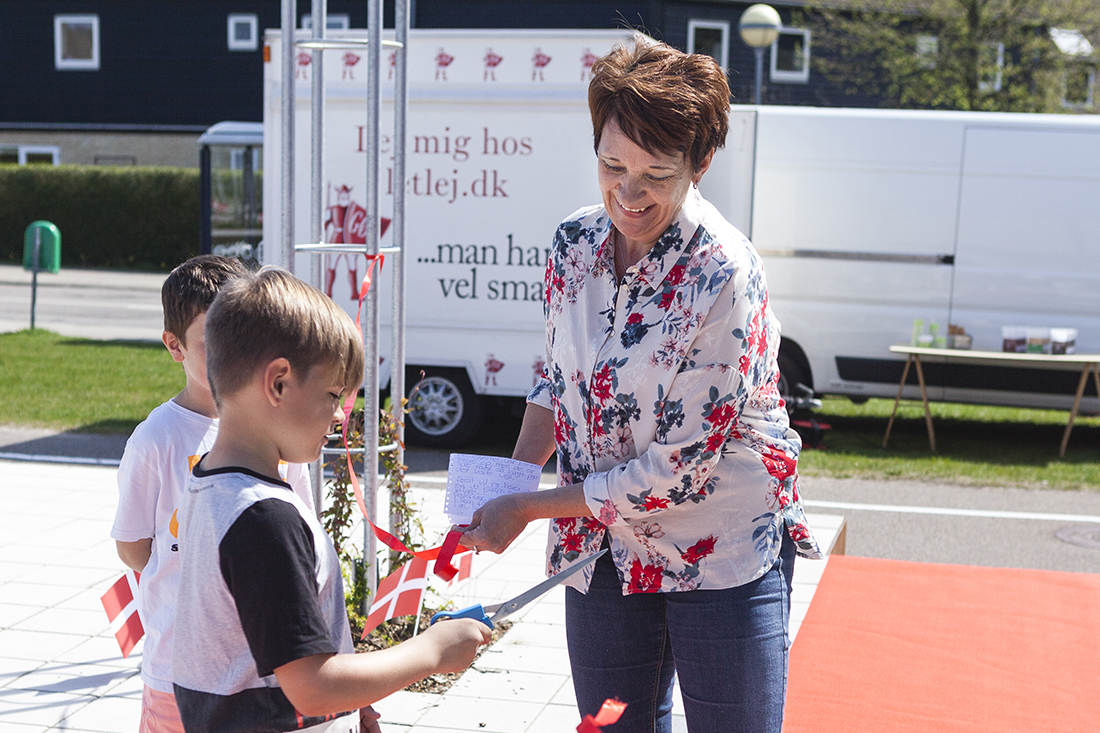 Afdelingsformand Eva Schmidt og Noah klipper den røde snor.