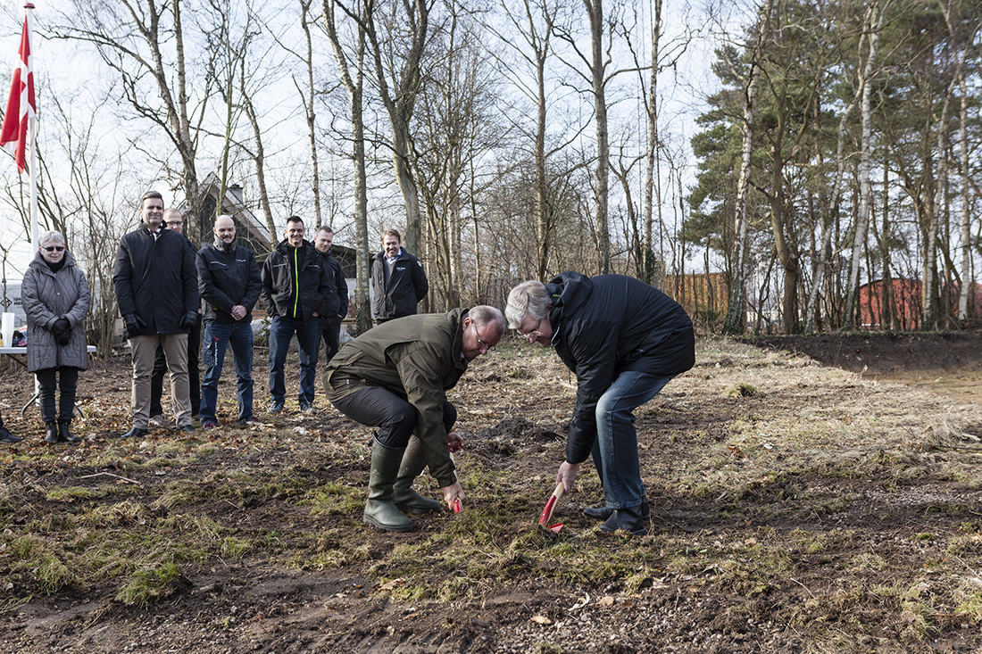 Sorø Boligselskab og kommunen har indgået en samarbejdsaftale om at bygge boliger. Derfor tog selskabsformand Gert Hansen (th.) og borgmester Gert Jørgensen også fælles spadestik.