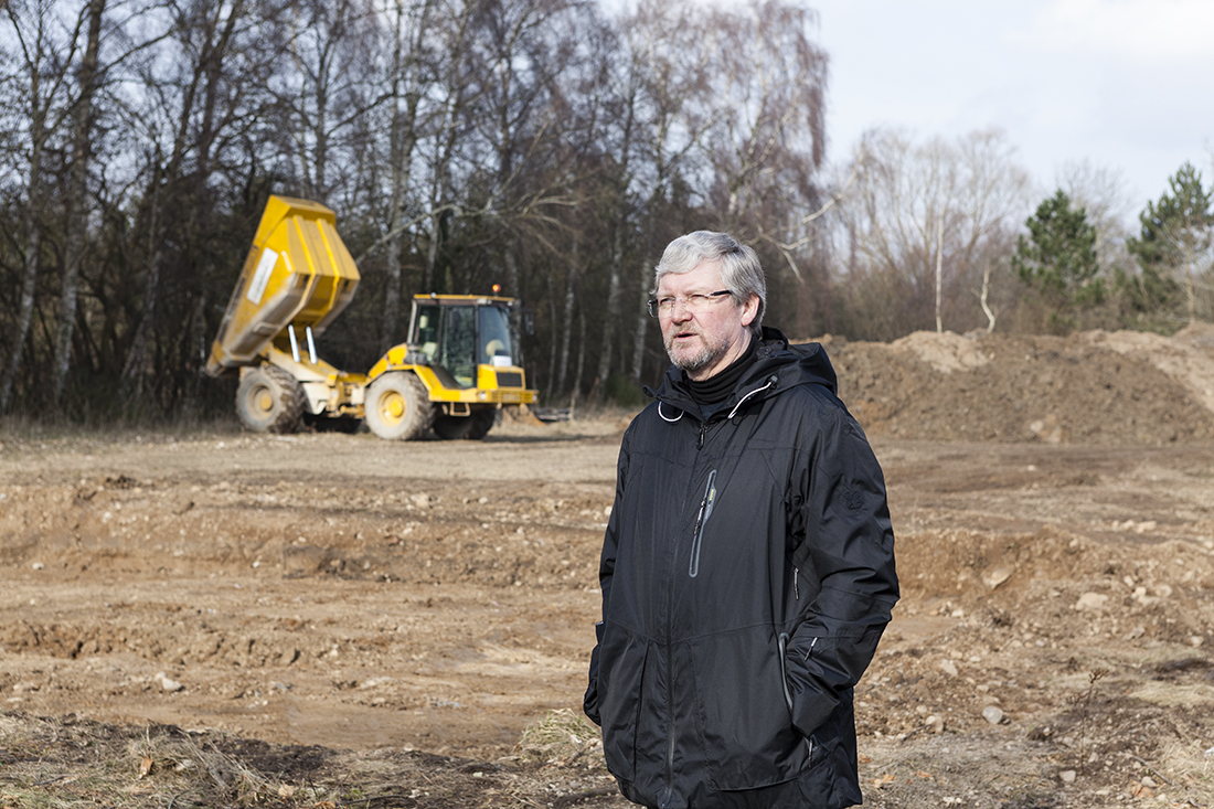 Gert Hansen holdt en kort tale for de fremmødte. Bag ham ses noget af den jord, der allerede er flyttet, da projektet er gået i gang en måned før planlagt.