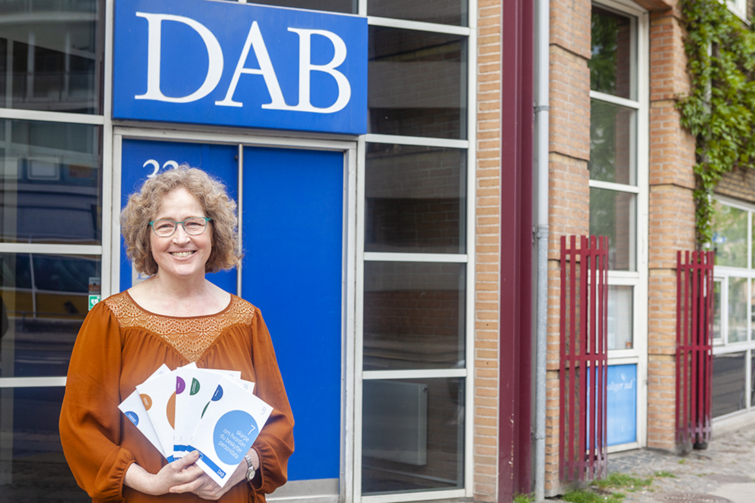 Sekretariatschef Ulla Gregor med de nye foldere foran DAB’s hovedkontor